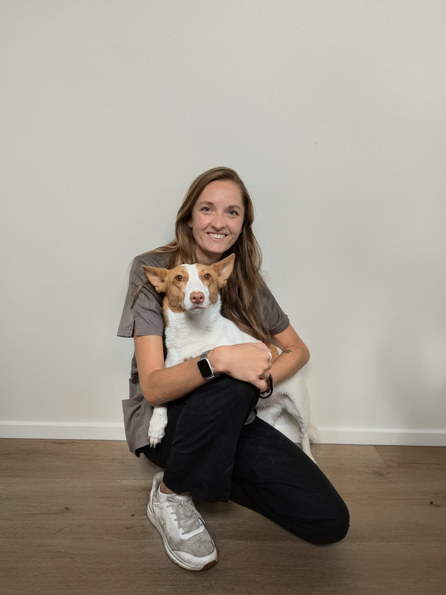 Malu met hond zittend